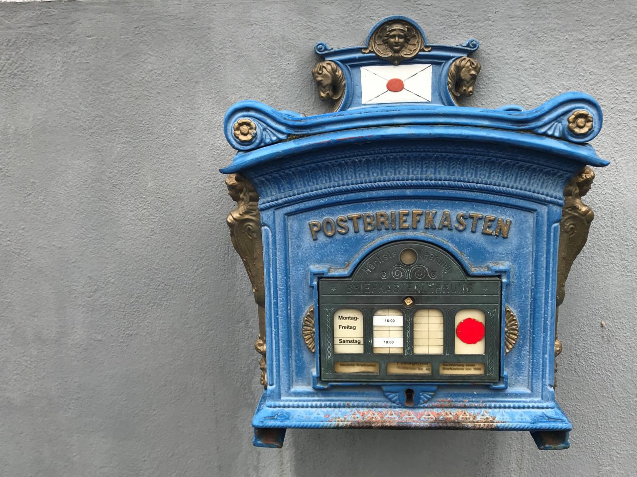 Blauer Briefkasten