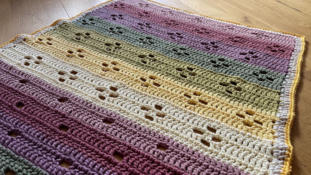 Babydecke mit Lochmuster