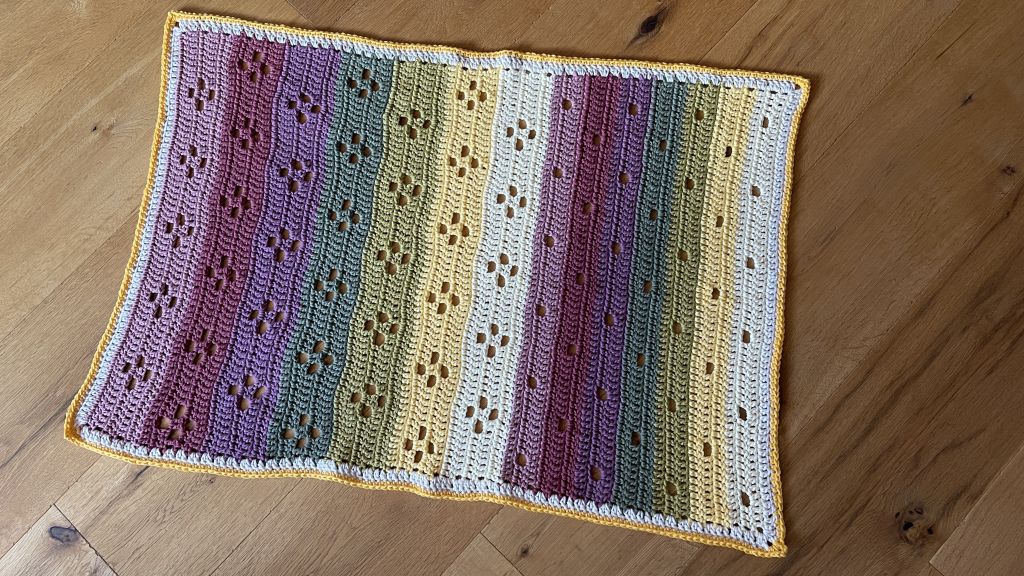Babydecke mit Lochmuster